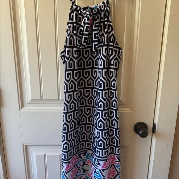 Crown & Ivy Geometric Patterned Dress in Black, Pink, and Blue - Picture 2 of 3
